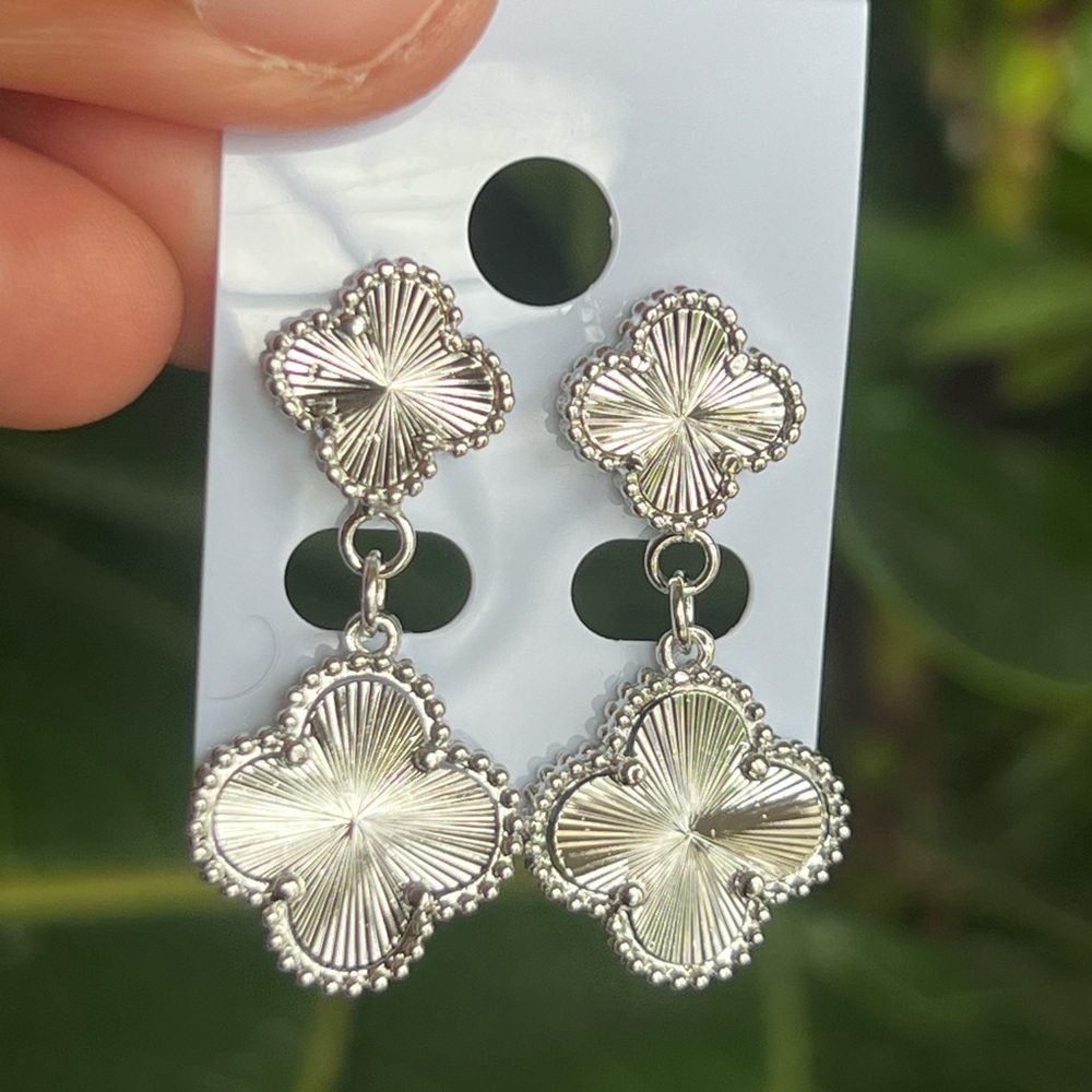 ⭐️-Silver  dangle Clover Earrings - Picture 2 of 2